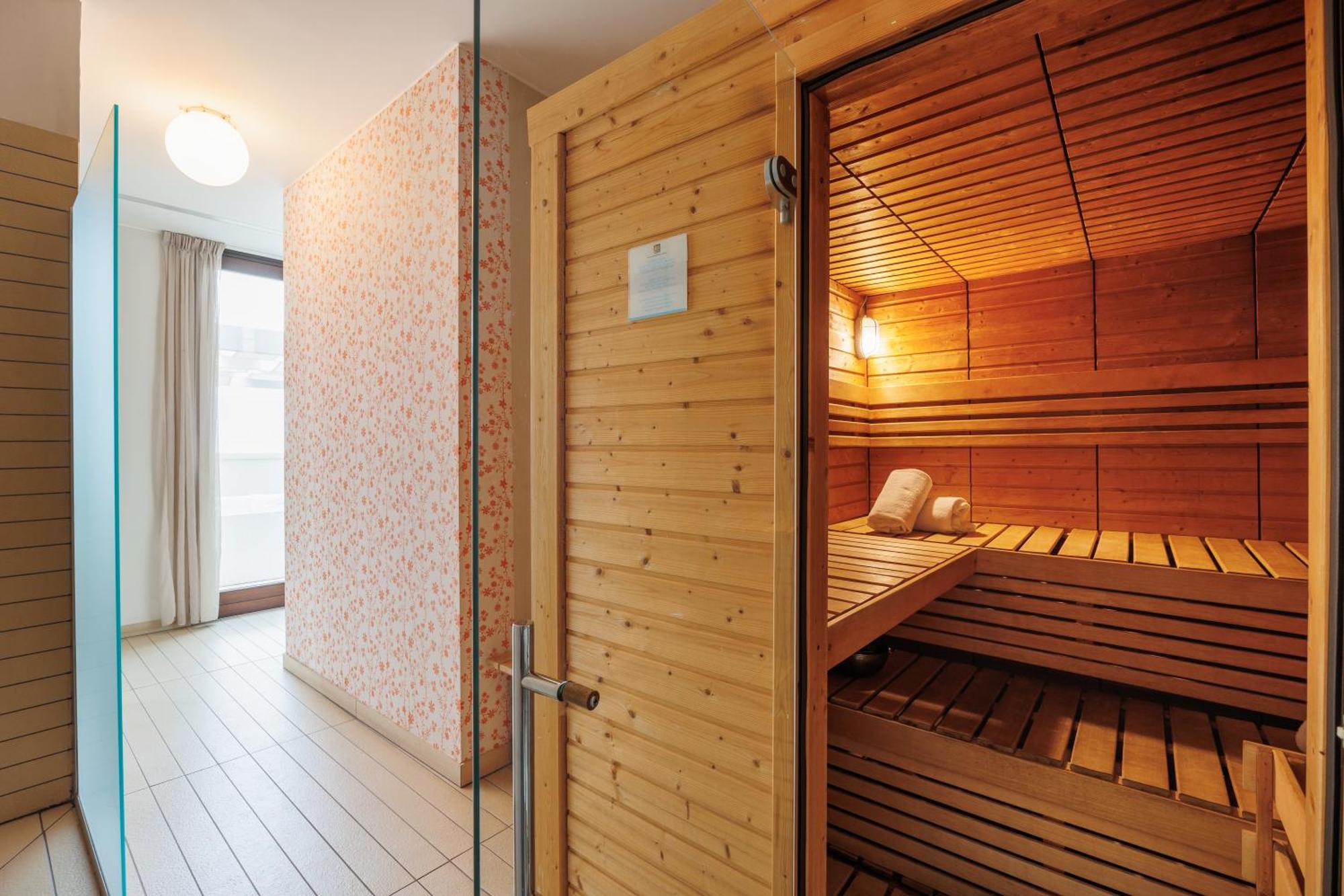 Jr Hotels Bari Grande Albergo Delle Nazioni Luaran gambar A modern Finnish sauna