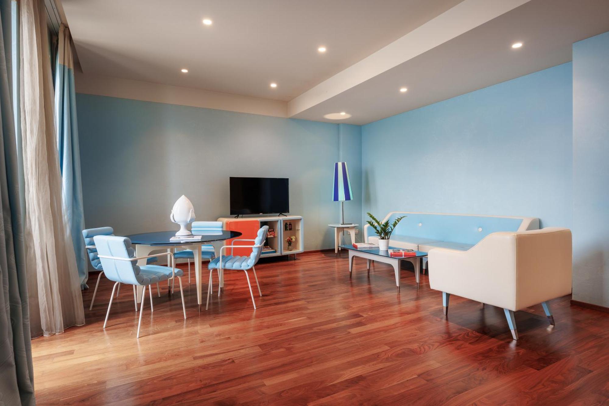 Jr Hotels Bari Grande Albergo Delle Nazioni Luaran gambar A living room with a hardwood floor