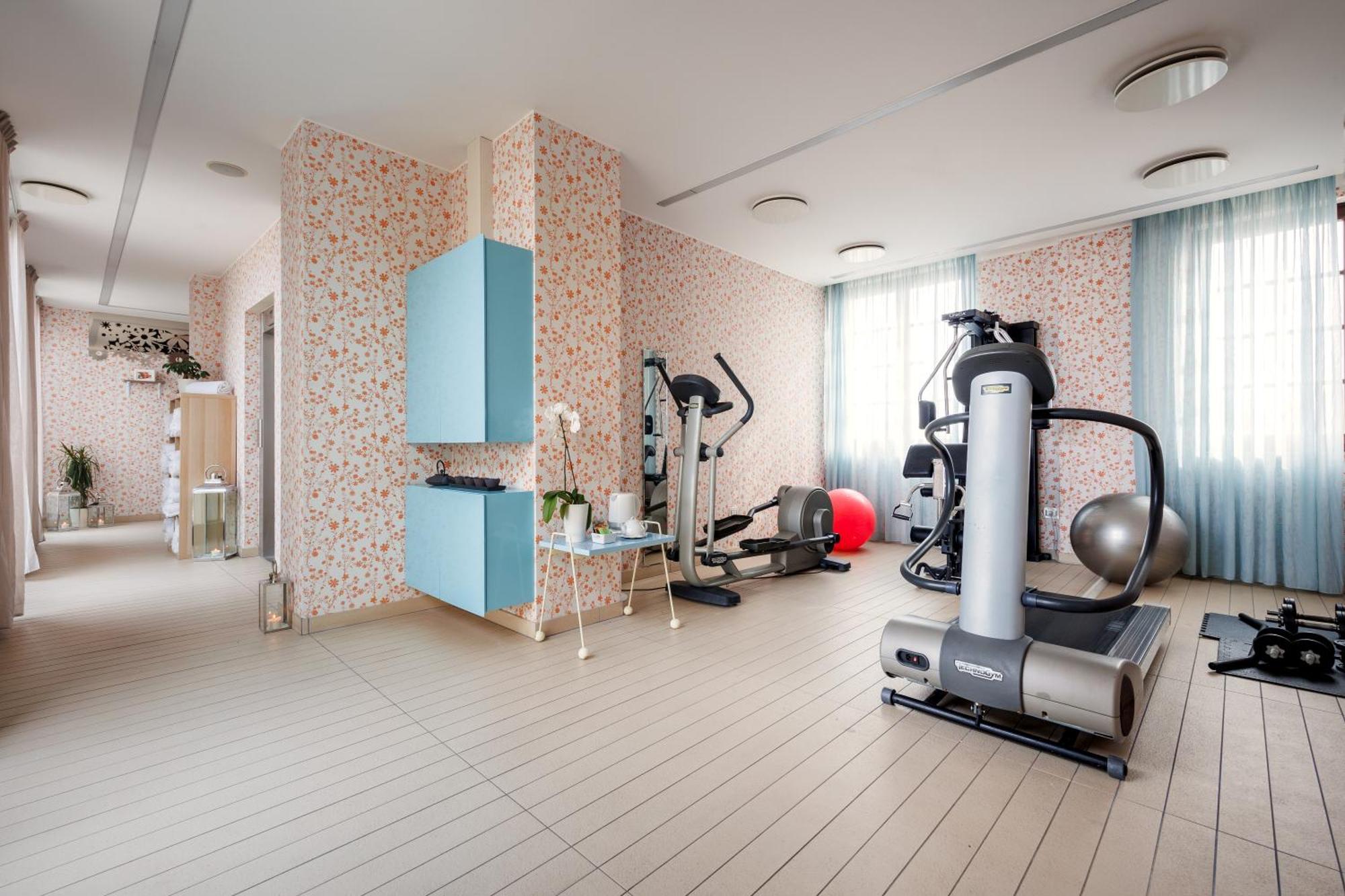 Jr Hotels Bari Grande Albergo Delle Nazioni Luaran gambar A home gym