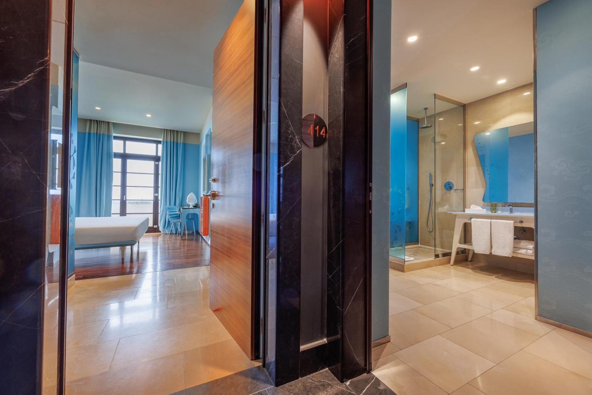 Jr Hotels Bari Grande Albergo Delle Nazioni Luaran gambar A bathroom at the hotel