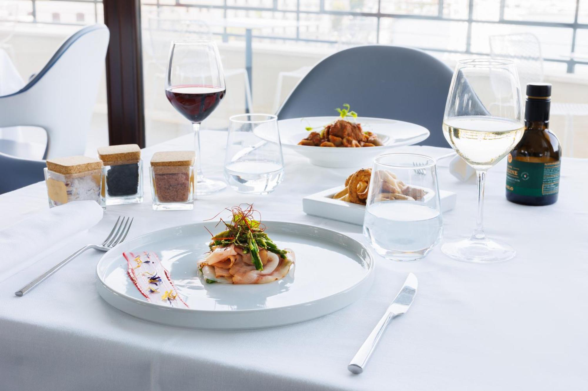 Jr Hotels Bari Grande Albergo Delle Nazioni Luaran gambar A meal at the restaurant