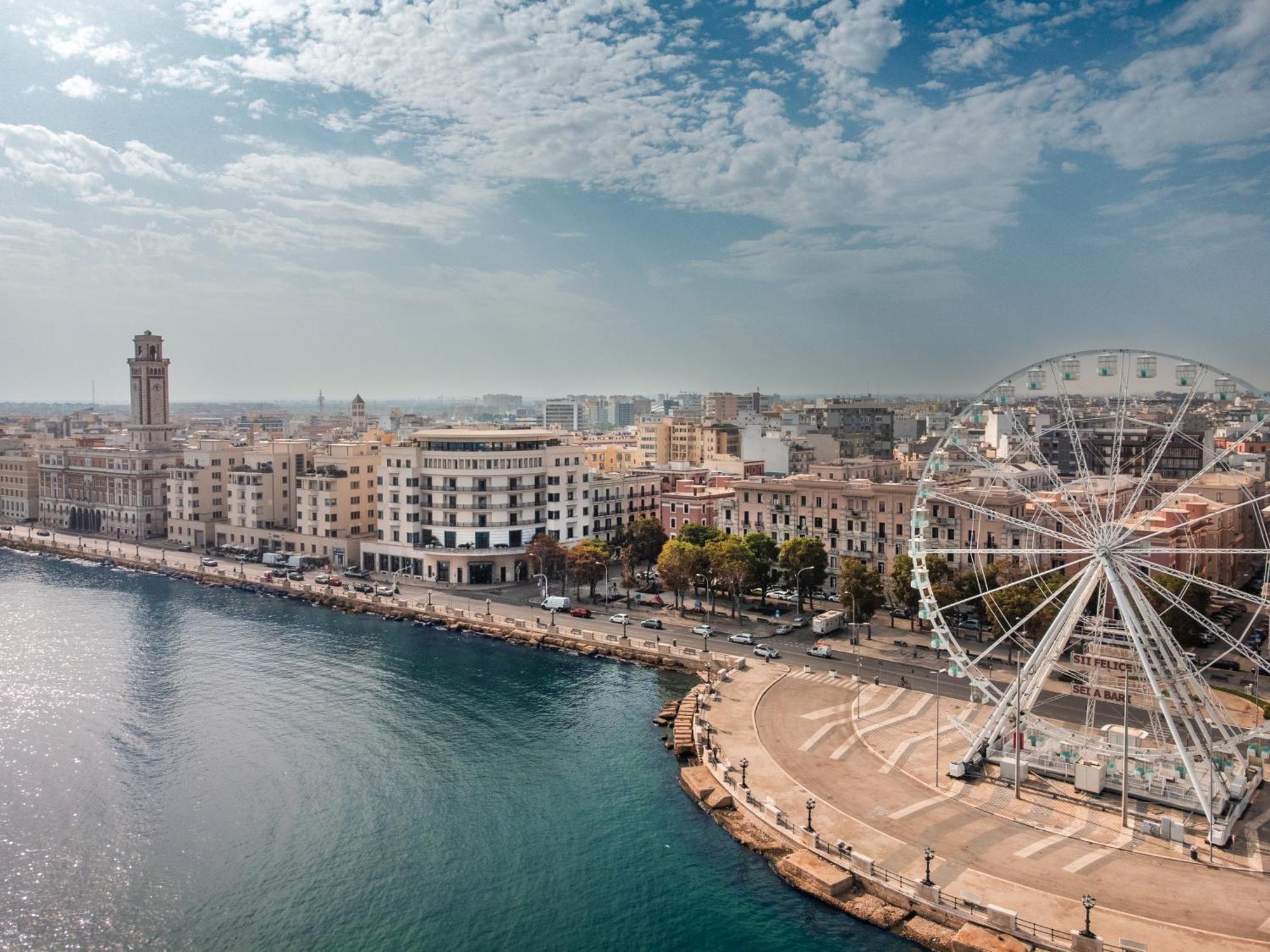 Jr Hotels Bari Grande Albergo Delle Nazioni Luaran gambar The port of Bari